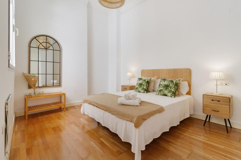 Bed, Photo of the whole room, Bedroom