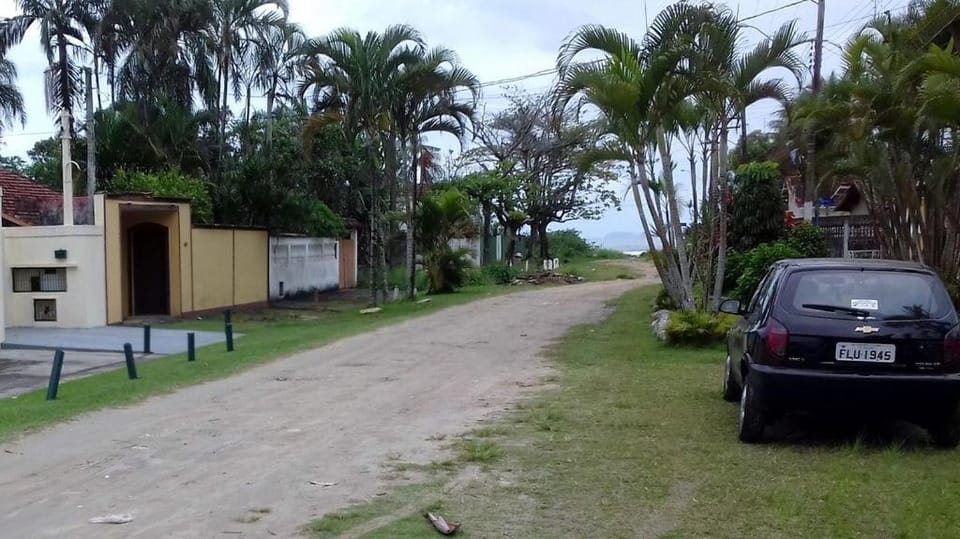Bertioga pé na areia com piscina no Cantão do Indaiá House in Bertioga