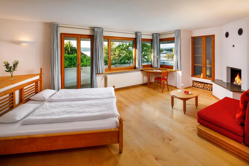 Bed, Photo of the whole room, Seating area