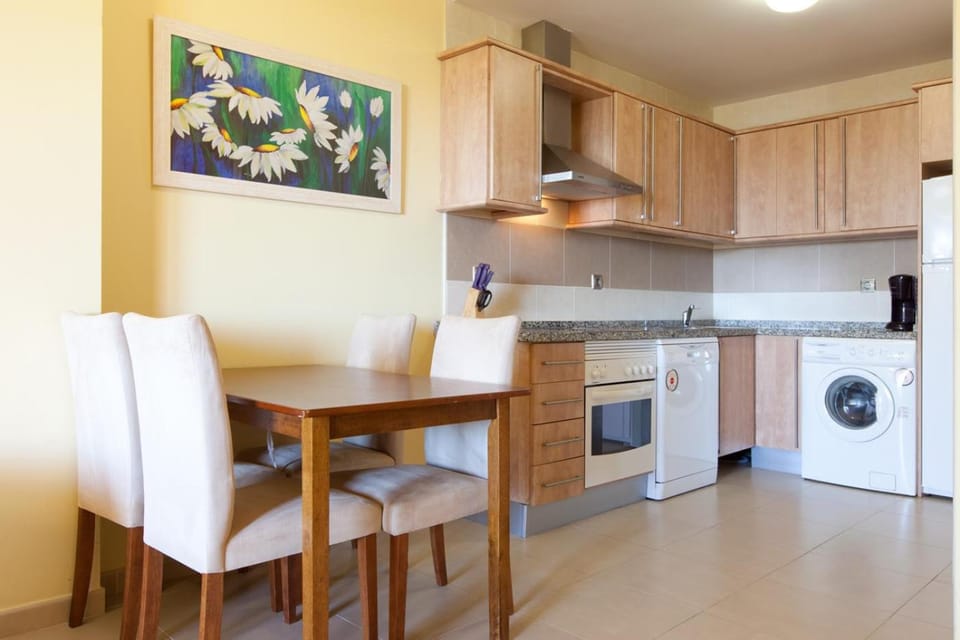TV and multimedia, Coffee/tea facilities, Kitchen or kitchenette, Other, Seating area, Dining area