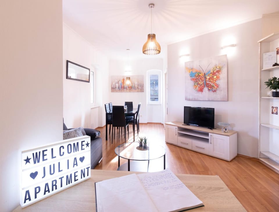 Communal lounge/ TV room, TV and multimedia, Living room, Seating area