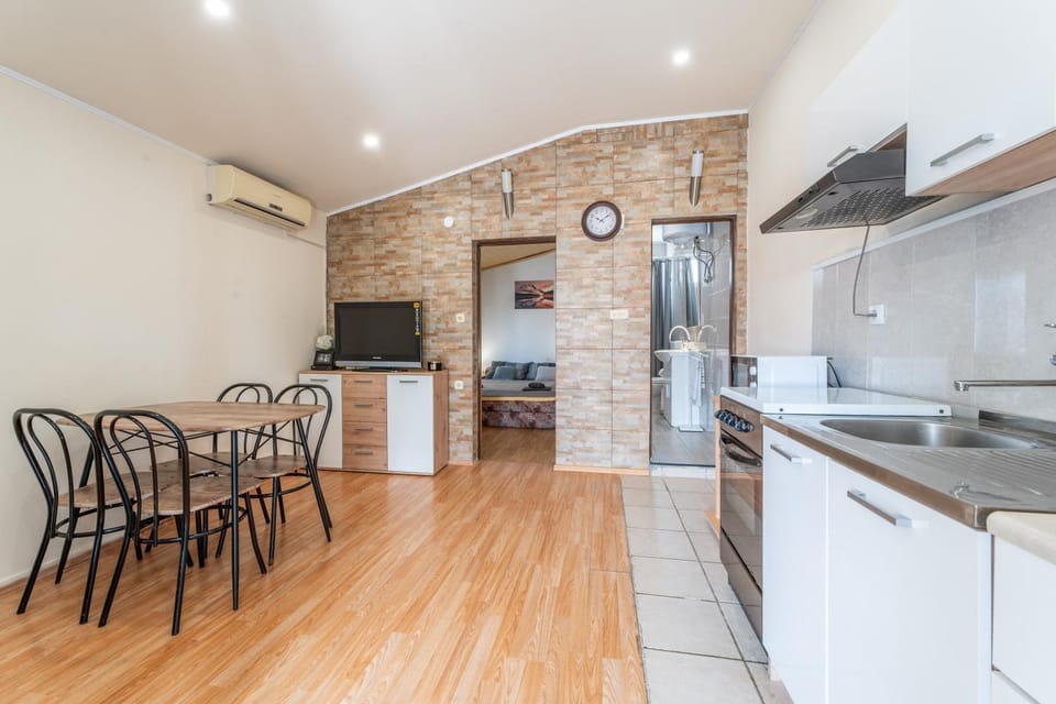 Kitchen or kitchenette, Living room, Seating area, Dining area, oven, pet friendly, stove, air conditioner