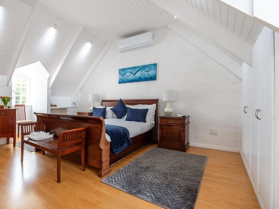 Photo of the whole room, Bedroom, air conditioner