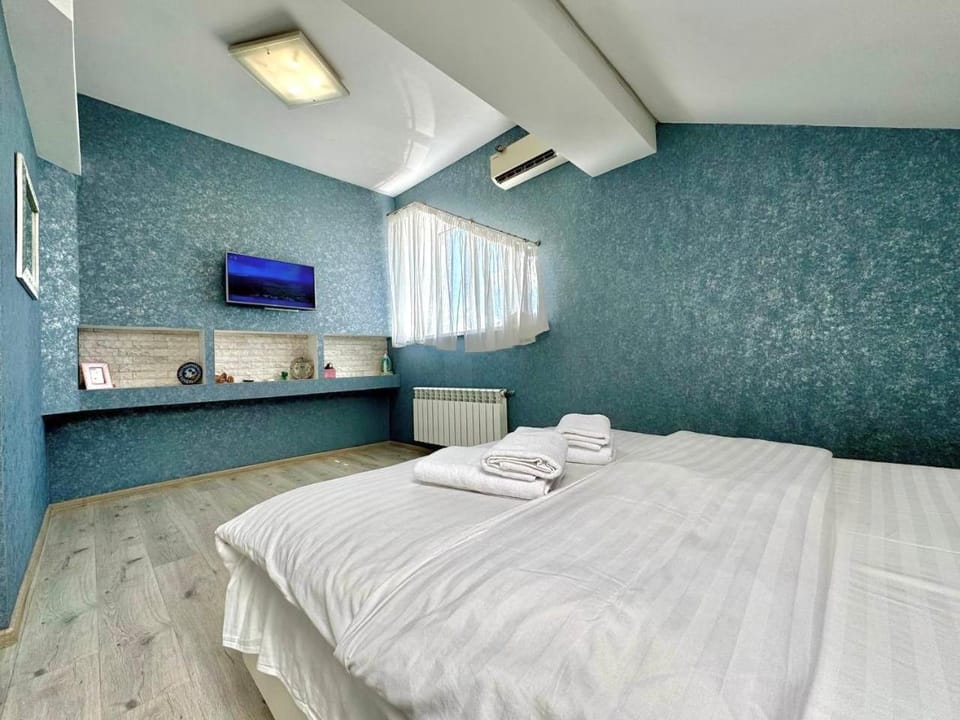 ApartPoltava Ексклюзивна МАНСАРДА з виходом на дах, НОВОБУДОВА, LED ДЗЕРКАЛО Корпусний парк Apartment in Ukraine