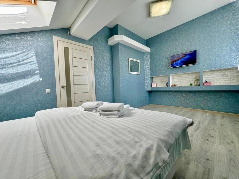 ApartPoltava Ексклюзивна МАНСАРДА з виходом на дах, НОВОБУДОВА, LED ДЗЕРКАЛО Корпусний парк Apartment in Ukraine