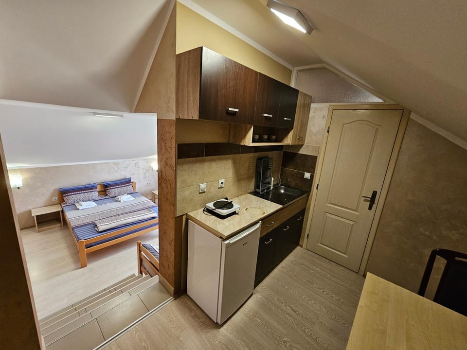 Bed, Kitchen or kitchenette, Dining area, stove