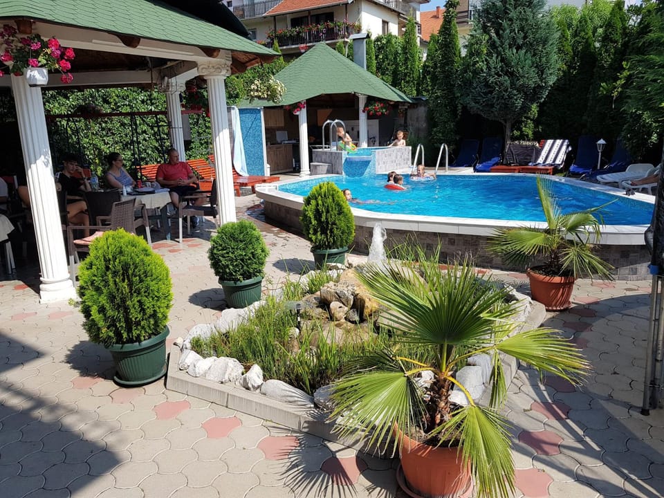 Patio, Garden view, Pool view, Swimming pool, sunbed
