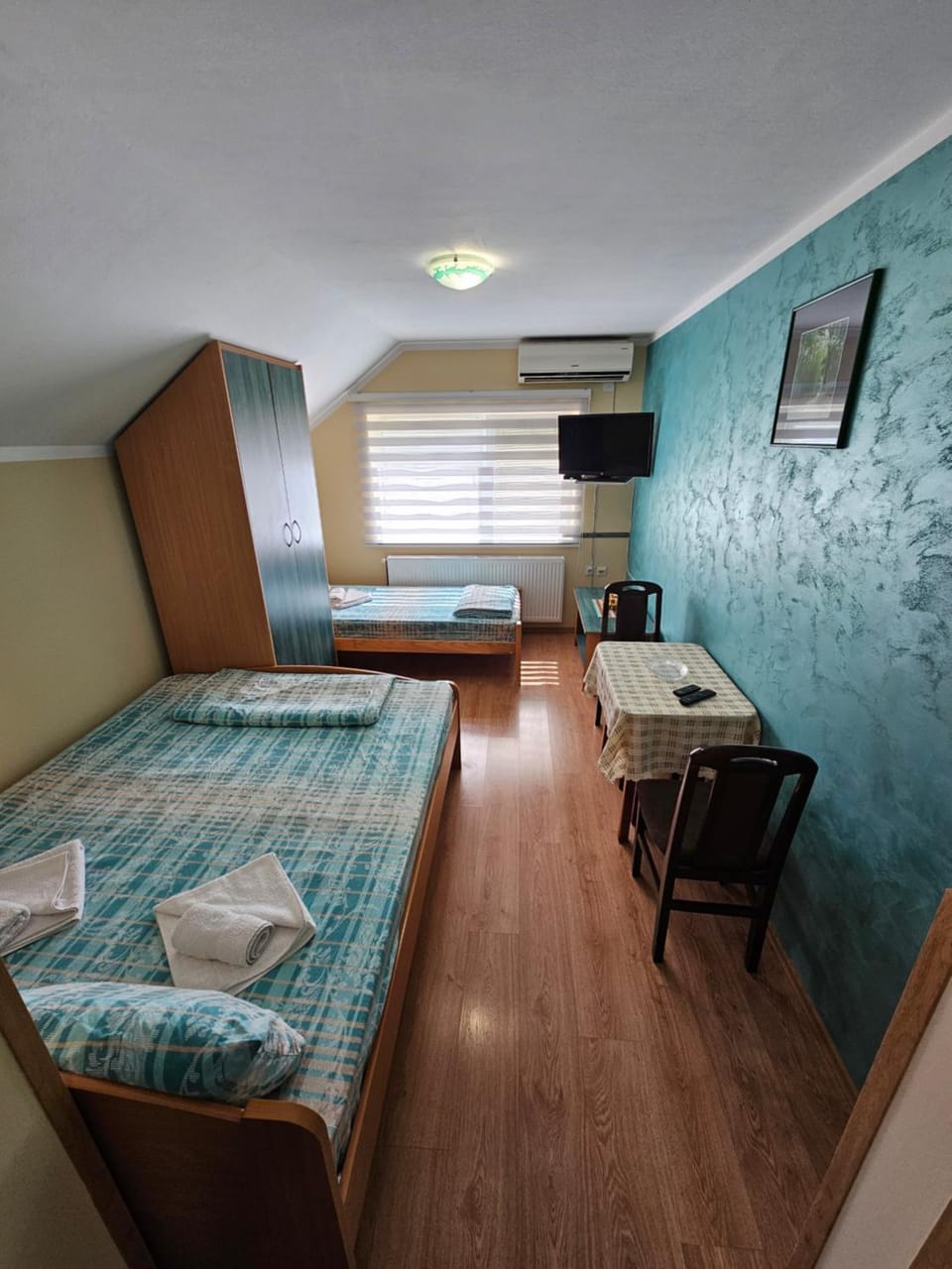Bed, TV and multimedia, Living room, Photo of the whole room, Seating area, Bedroom, towels