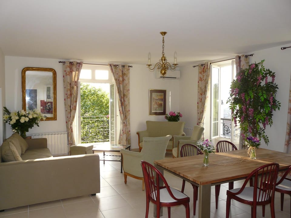 Living room, Dining area