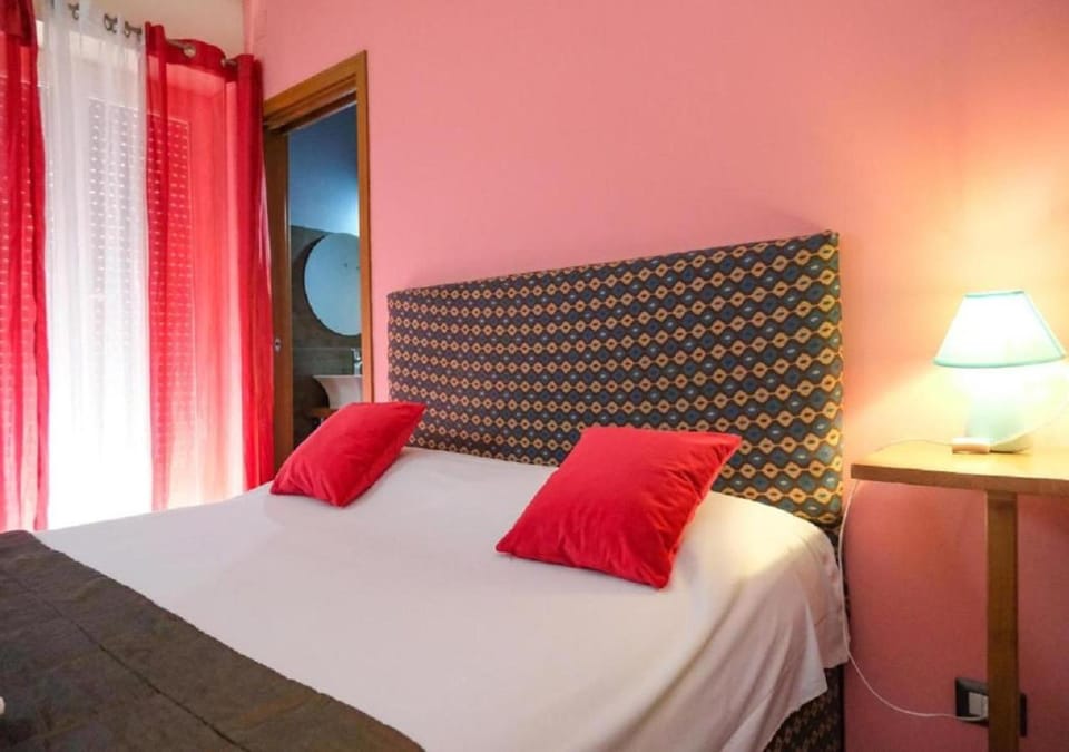 Bed, Bathroom, Balcony/Terrace, Balcony/Terrace, Photo of the whole room, Decorative detail, Decorative detail, Bedroom
