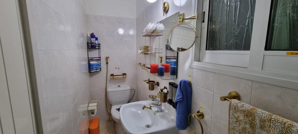 Shower, Toilet, Bathroom, Bath, towels