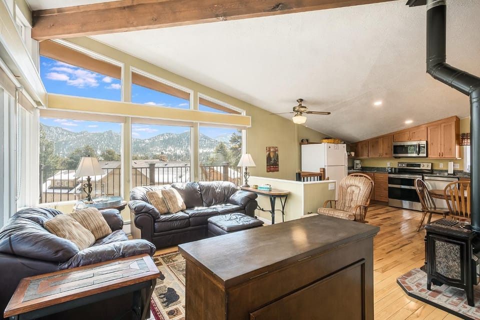 Kitchen or kitchenette, Living room