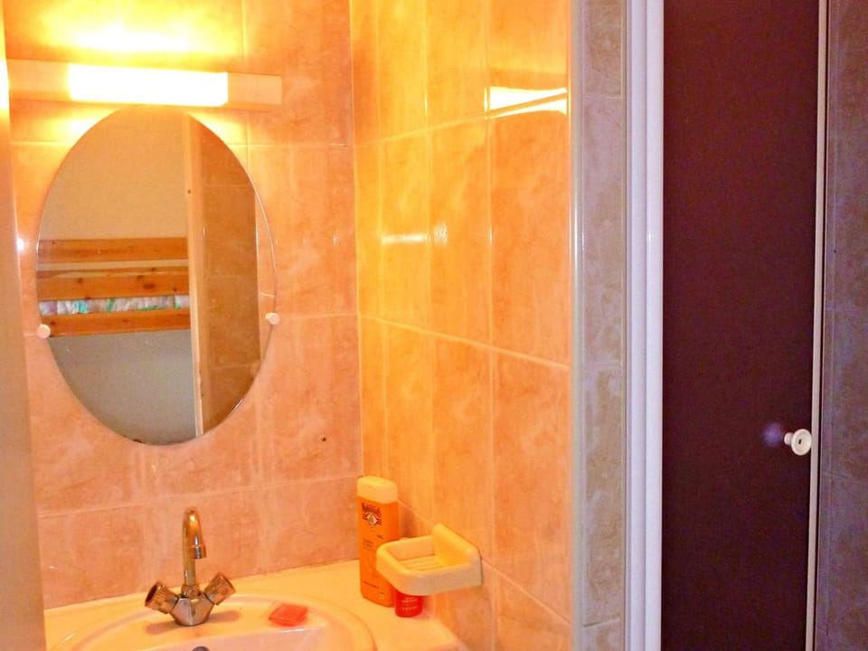 Studio cabine cosy avec terrasse, accès direct plage et parking privé, 2-4 pers, animaux ok - FR-1-387-139 Cabin in Marseillan