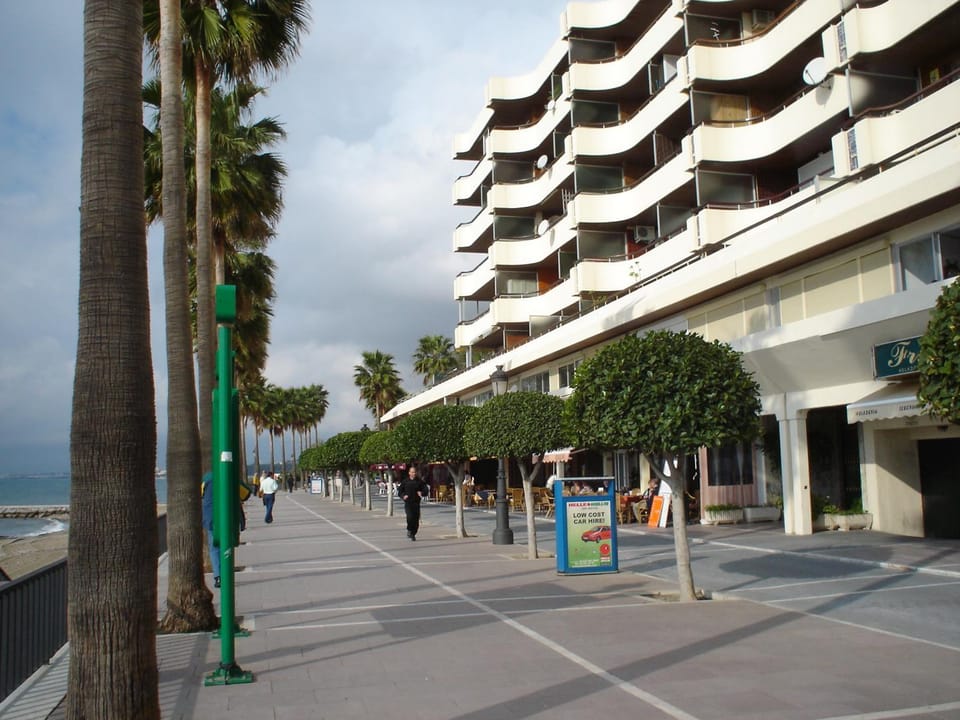 Nearby landmark, Facade/entrance