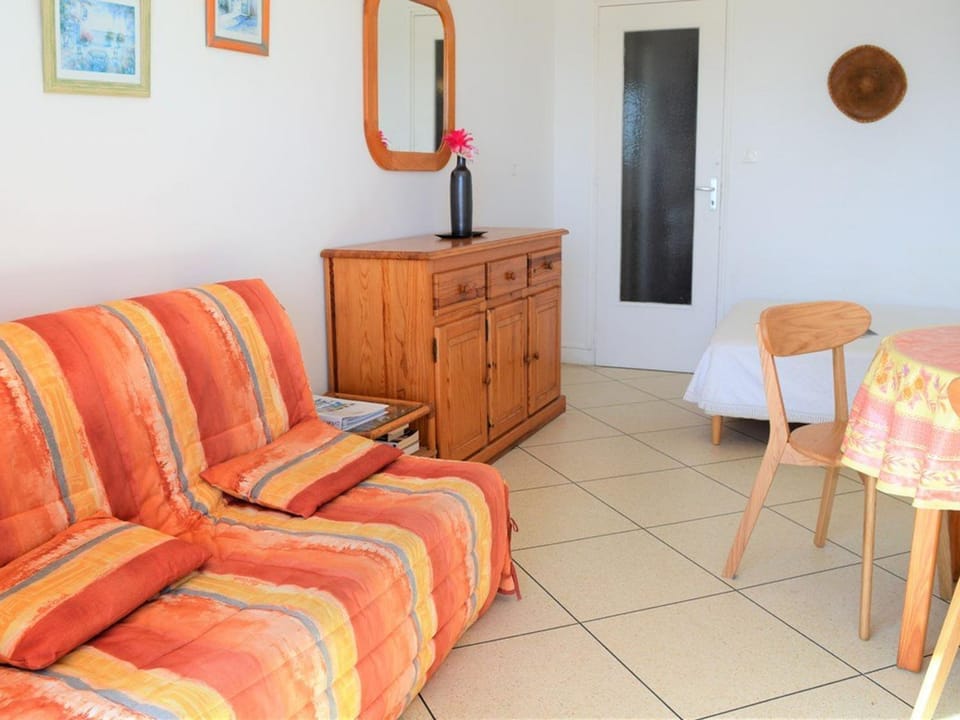 Studio au bord de l'eau avec terrasse et ménage inclus - FR-1-251-307 Apartment in Le Lavandou