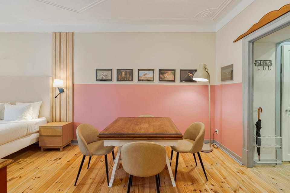Bed, Living room, Photo of the whole room, Seating area, Dining area, Bedroom