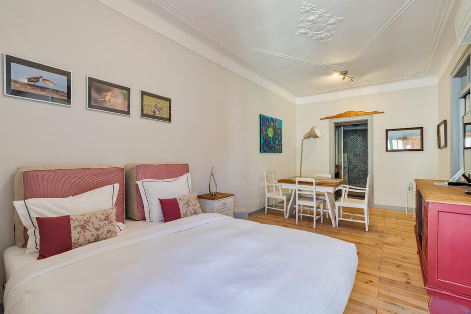 Bed, Photo of the whole room, Dining area, Bedroom