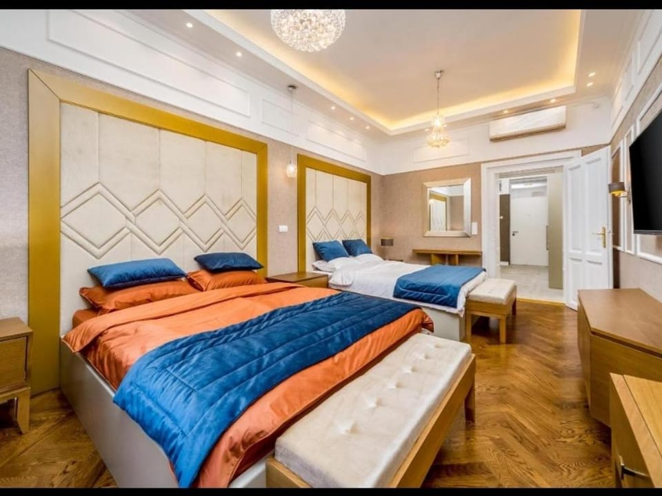 Bed, TV and multimedia, Seating area, Bedroom