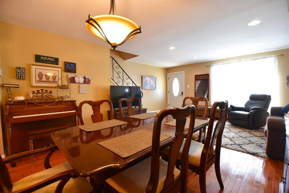 Communal lounge/ TV room, TV and multimedia, Living room, Seating area, Dining area, Evening entertainment
