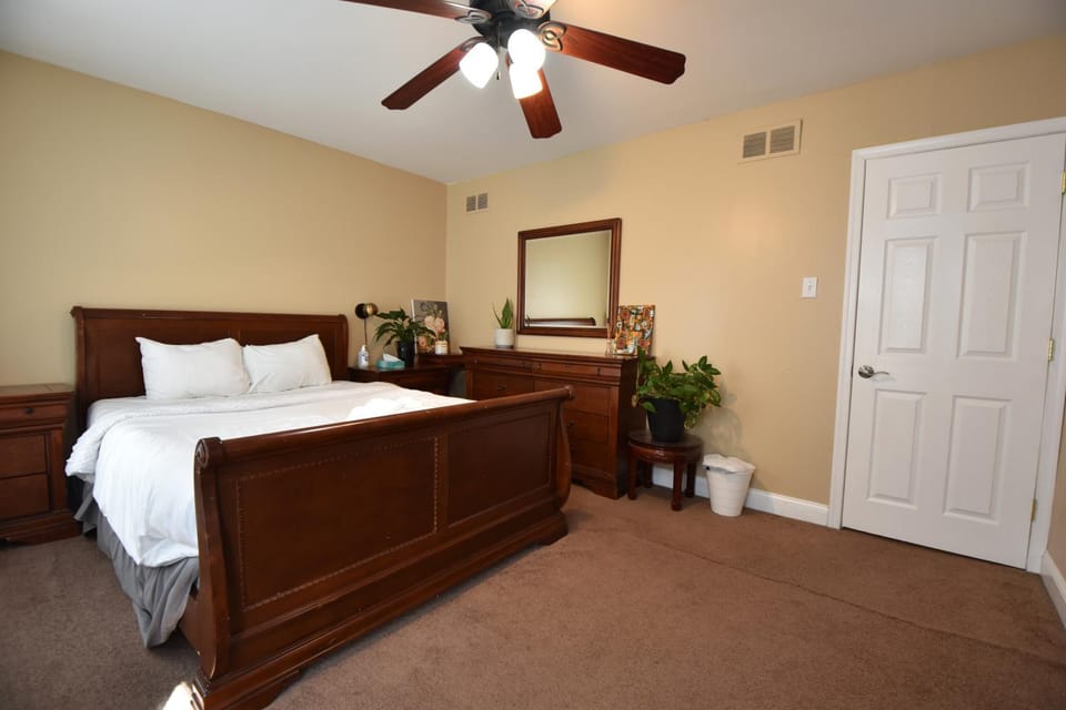 Bed, Photo of the whole room, Bedroom, fireplace, wardrobe