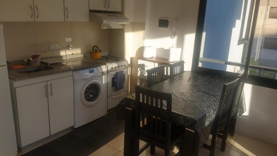 Kitchen or kitchenette, Dining area, minibar, oven, pet friendly, stove, toaster, washing machine