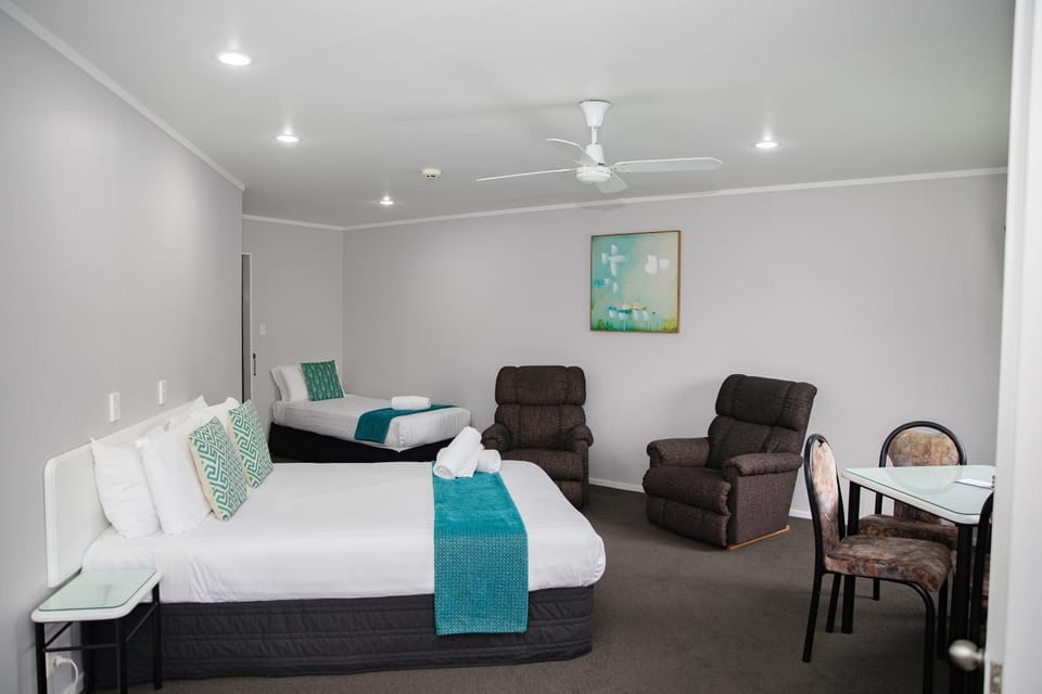 Photo of the whole room, Seating area, Dining area
