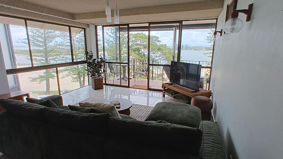 Lowanna Unit 10 24 Bulcock Beach Esplanade Bulcock Beach Apartment in Golden Beach