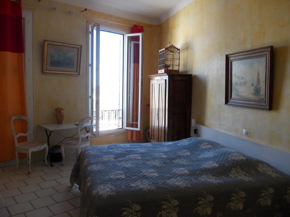 Day, Photo of the whole room