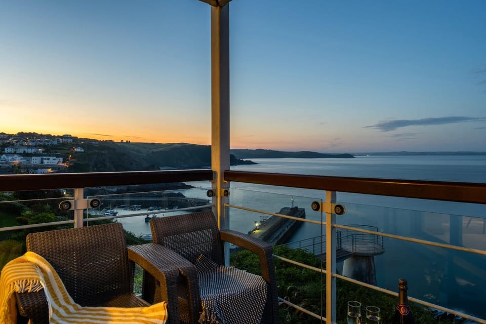 Marine Point, panoramic stunning sea views - balcony & parking House in Mevagissey