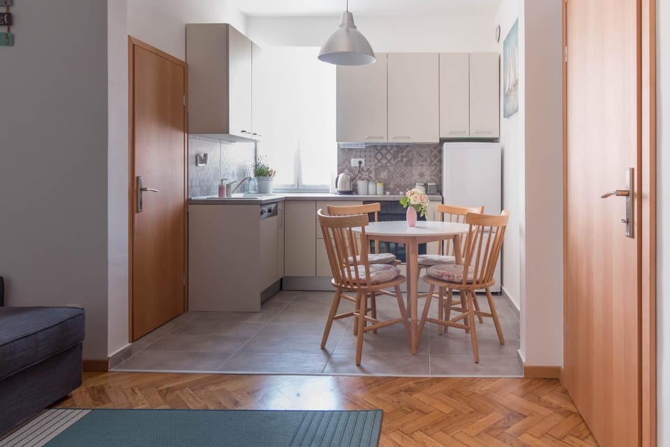 Kitchen or kitchenette, Dining area