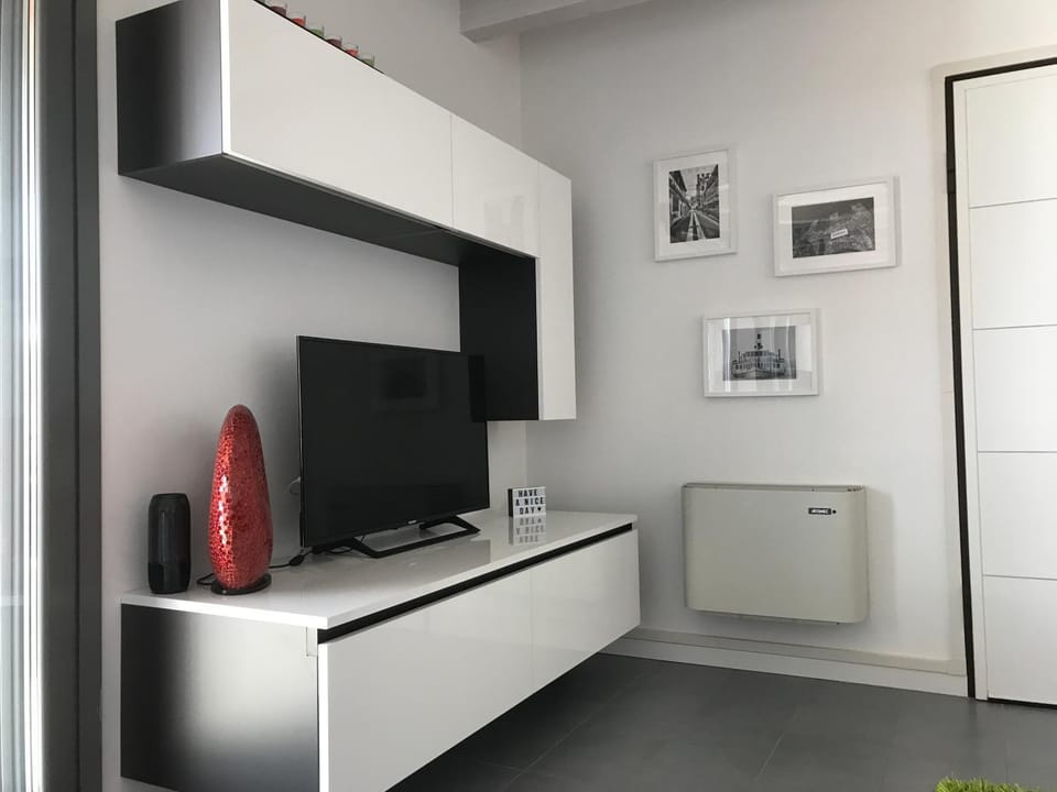 TV and multimedia, Living room, Seating area, Pool view