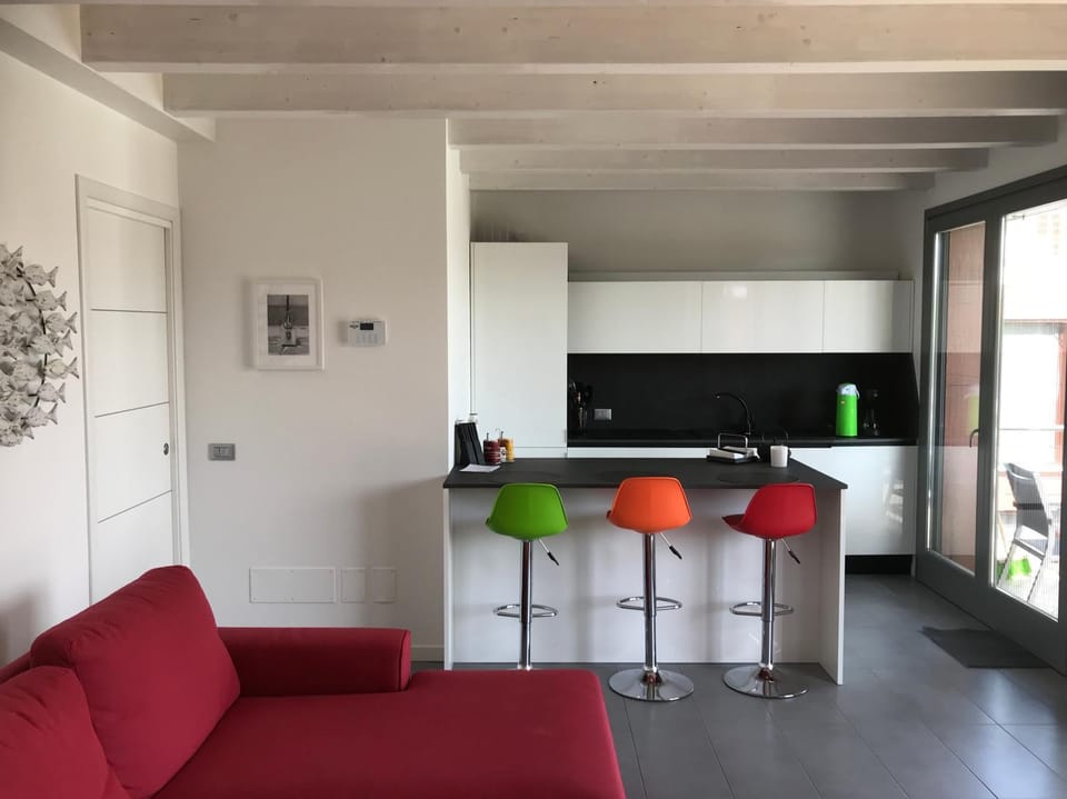 Coffee/tea facilities, Kitchen or kitchenette, Living room, Seating area, Dining area