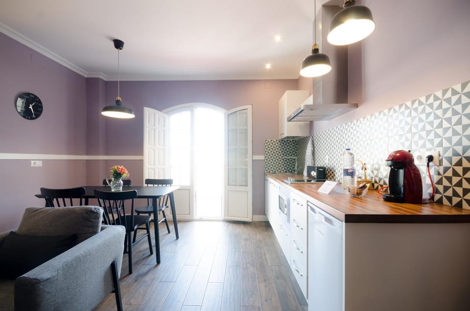 Kitchen or kitchenette, Dining area