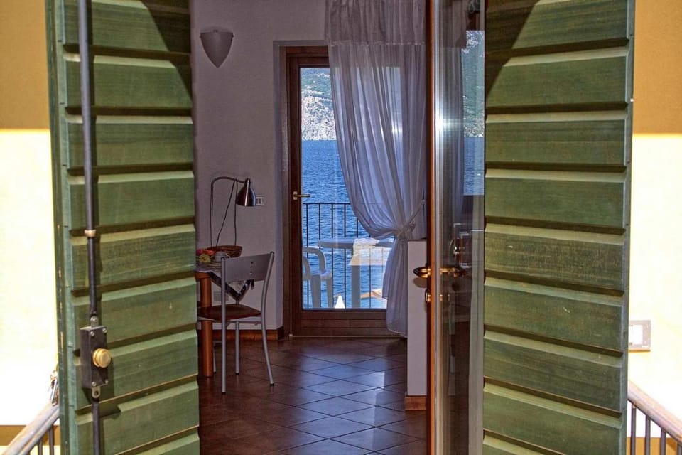 Property building, Restaurant/places to eat, Facade/entrance, Garden, On-site shops, Balcony/Terrace, Beach, Animals, Pets, Garden view, Lake view, Mountain view, Area and facilities, children, young children, older children, Family