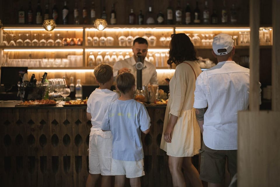 Restaurant/places to eat, People, Lounge or bar, group of guests