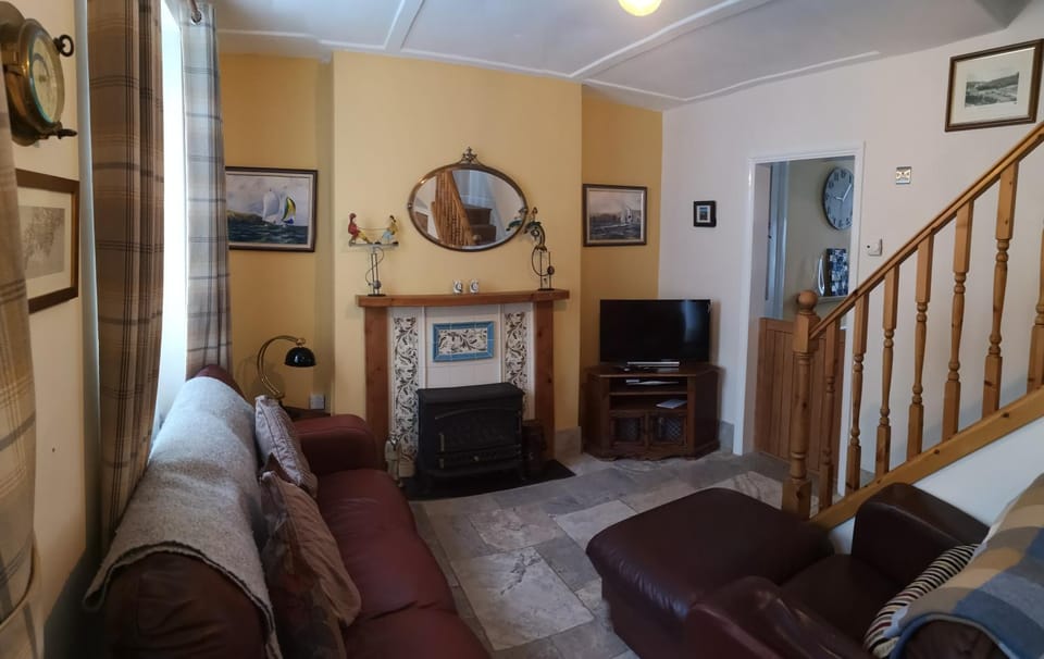 QUILLET COTTAGE, 2 GLENTOWAN ROAD House in England