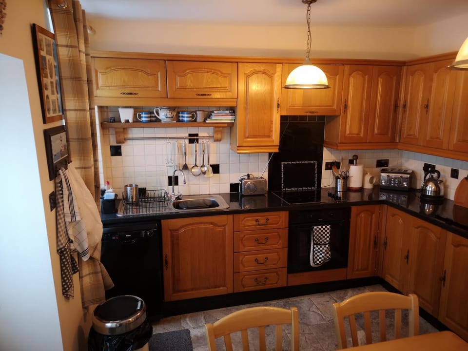 QUILLET COTTAGE, 2 GLENTOWAN ROAD House in England