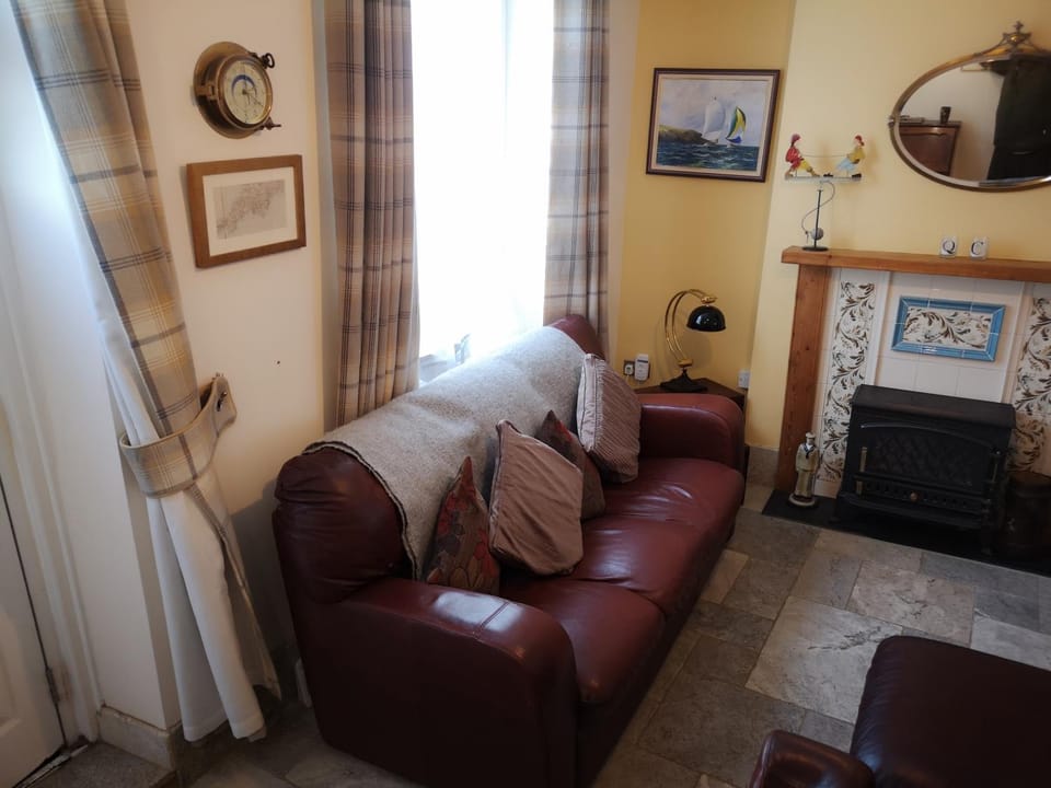 QUILLET COTTAGE, 2 GLENTOWAN ROAD House in England