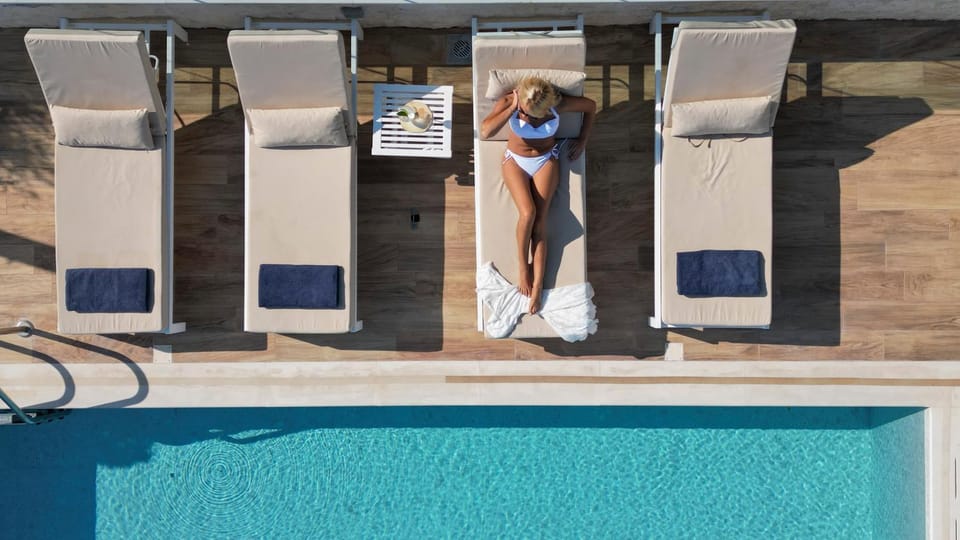 Swimming pool, sunbed