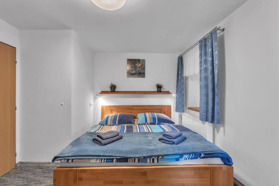 Bed, Photo of the whole room, Bedroom, towels