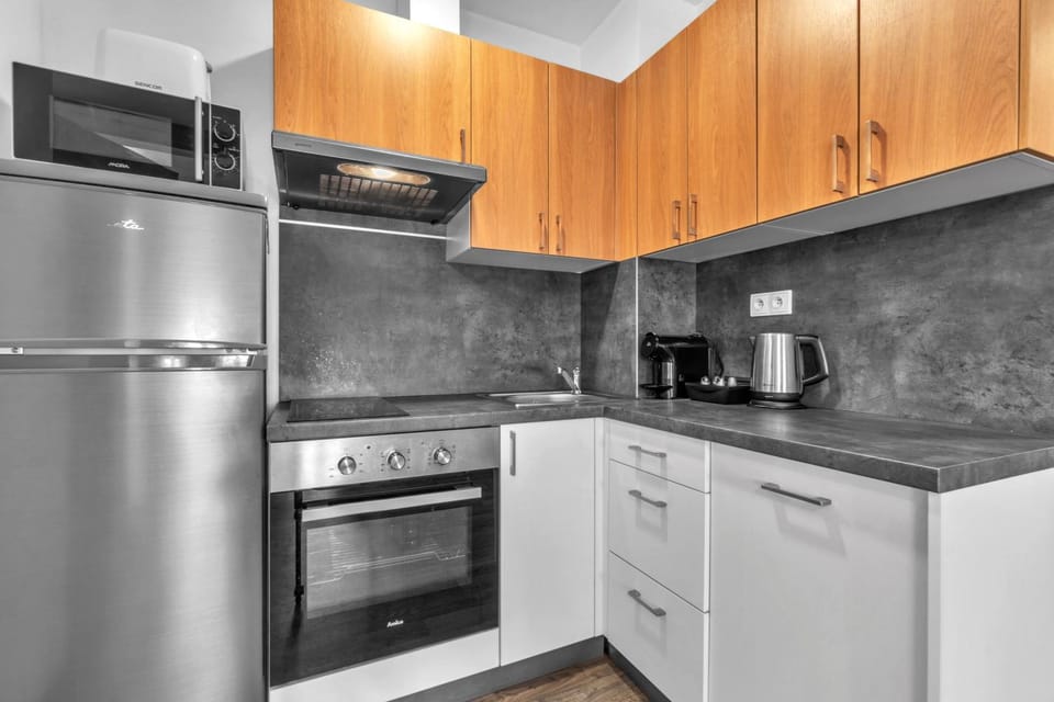 Coffee/tea facilities, Kitchen or kitchenette, oven, stove