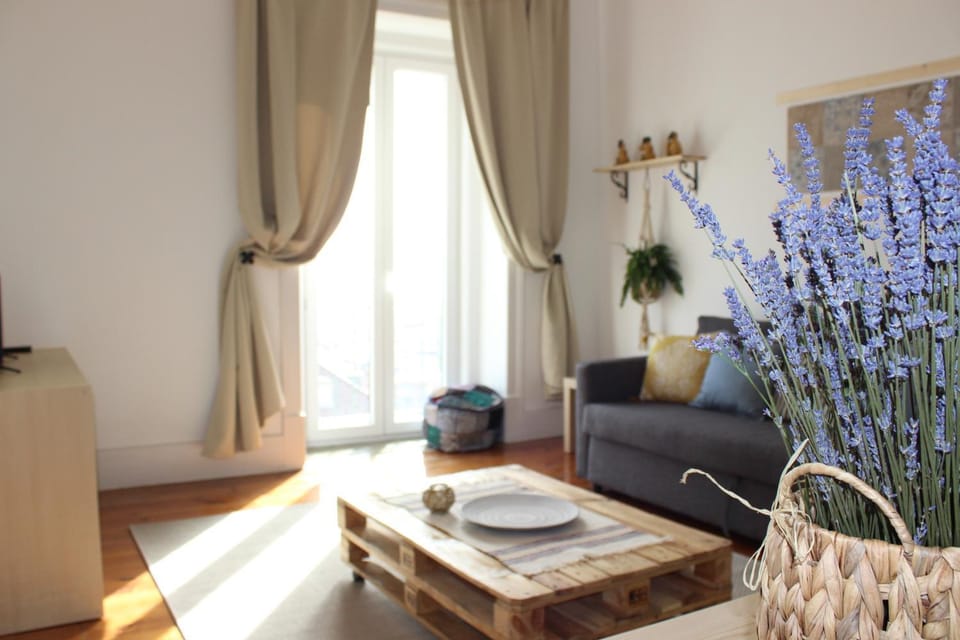 Bed, Living room, Decorative detail