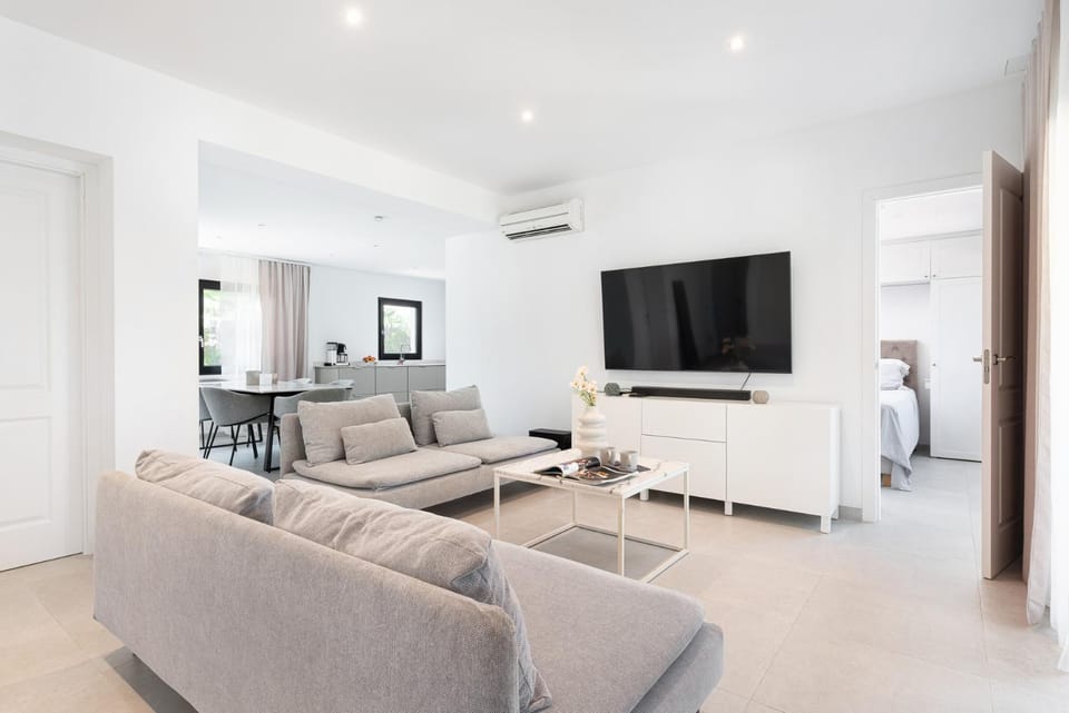 Communal lounge/ TV room, Living room