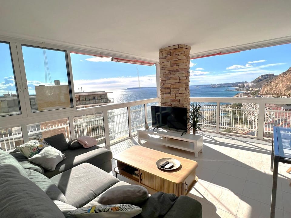 Vistas al mar. Gran salon. Playa a 1 minuto. WiFi Apartment in Alicante