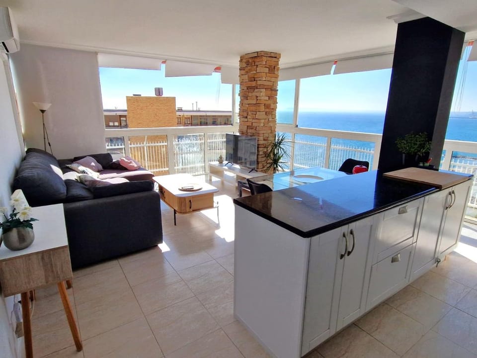 Vistas al mar. Gran salon. Playa a 1 minuto. WiFi Apartment in Alicante