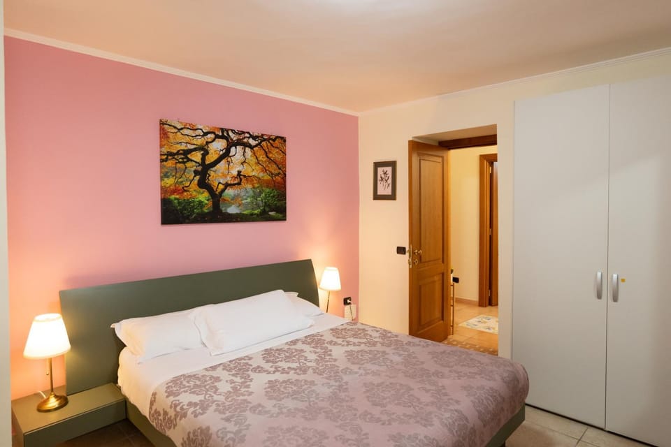 Photo of the whole room, Bedroom, wardrobe