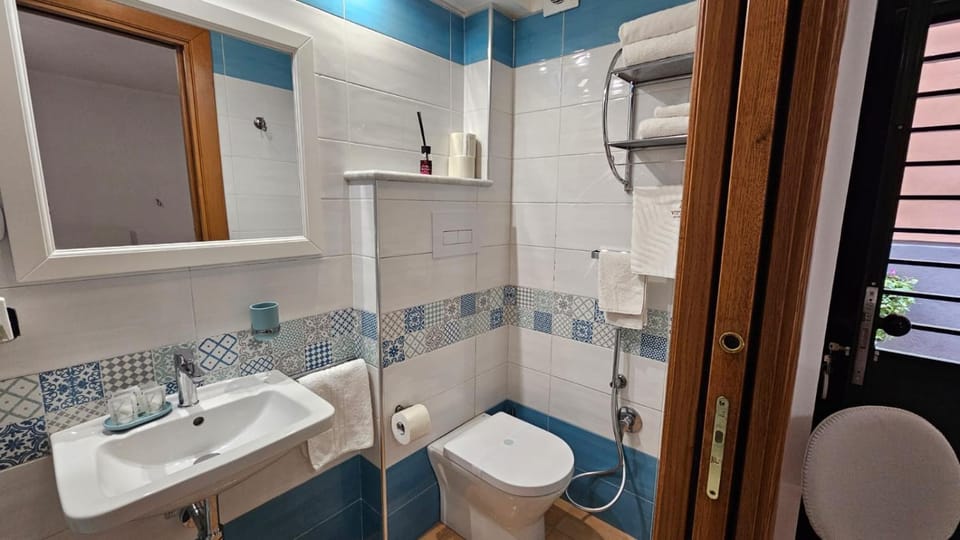 Shower, Bathroom, towels