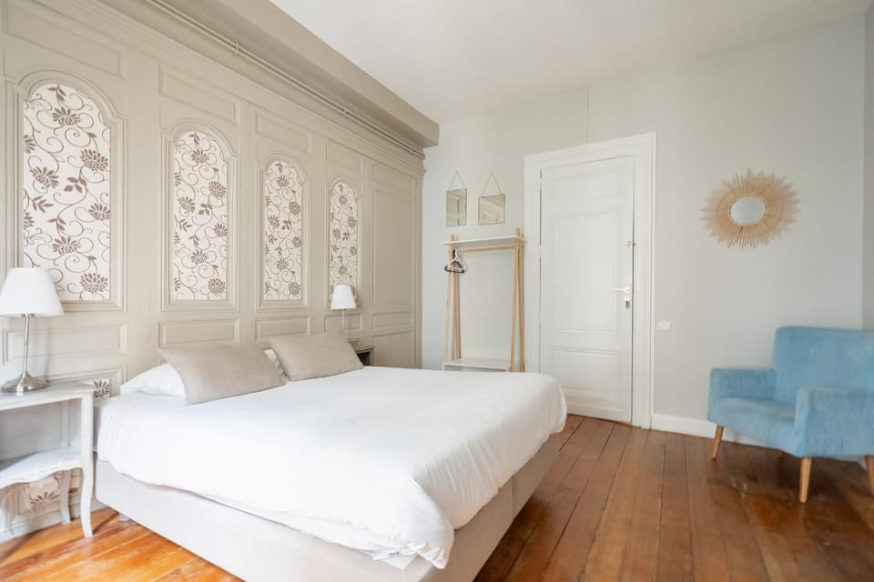 Photo of the whole room, Bedroom
