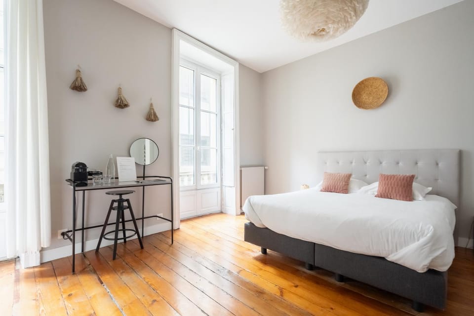 Photo of the whole room, Bedroom