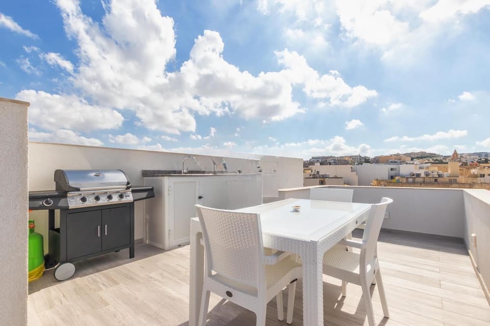 Property building, BBQ facilities, Hot Tub, Balcony/Terrace, Seating area, Dining area